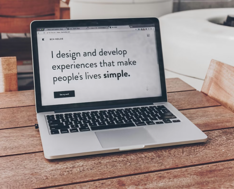 웹사이트 레이아웃 기획 단계의 와이어프레임 스케치와 웹 디자인 작업 과정 비교