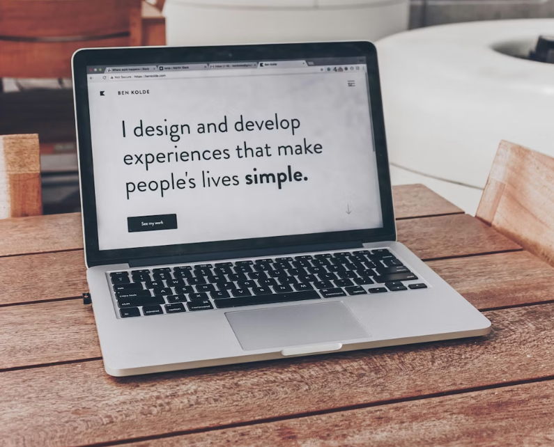 웹사이트 레이아웃 기획 단계의 와이어프레임 스케치와 웹 디자인 작업 과정 비교